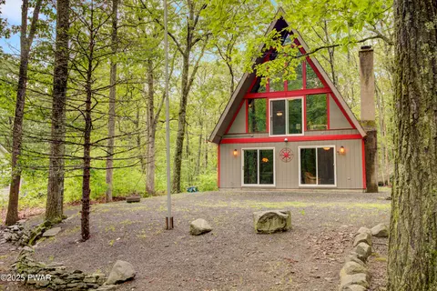 111 Blueridge Ln, Lords Valley, PA 18428