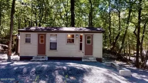 1103 Beaver Ln, Shohola, PA 18458