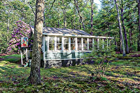 138 Lake Minisink Rd, Dingmans Ferry, PA 18328