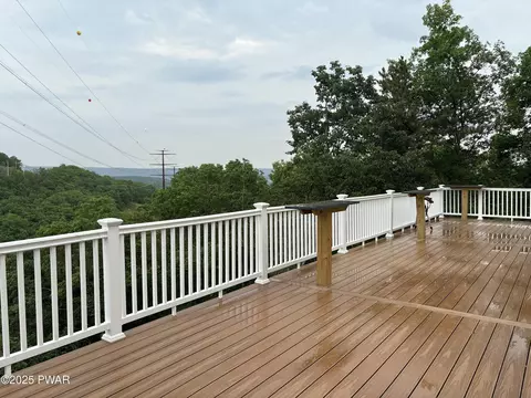 5249 E Woodbridge Dr, Bushkill, PA 18324