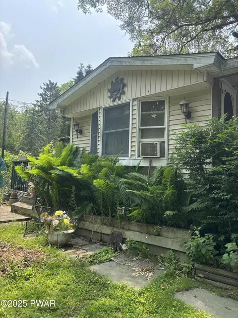 120 Laurel Woods Rd, Greeley, PA 18425