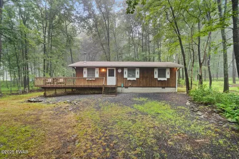 1081 Maple Lake Dr, Bushkill, PA 18324