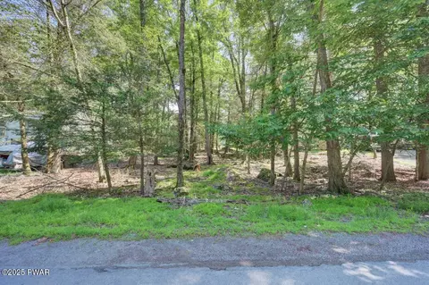 54 Wallenpaupack Dr, Lake Ariel, PA 18436