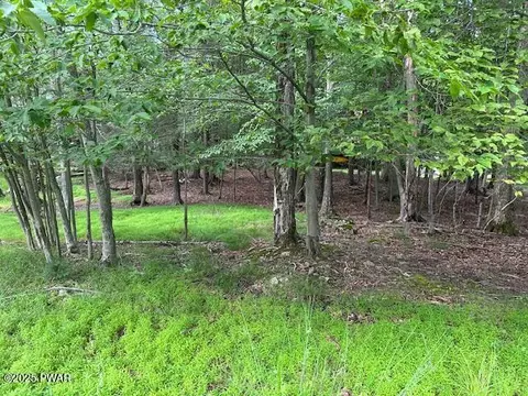 32 Tomahawk Rd, Lake Ariel, PA 18436