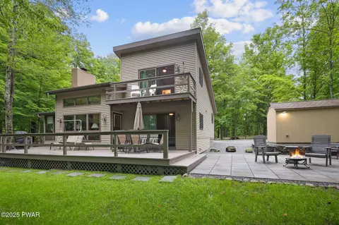 18 Wildwood Ct, Lake Ariel, PA 18436