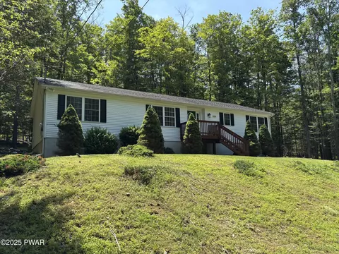 142 Fawnwood Cir, Greentown, PA 18426