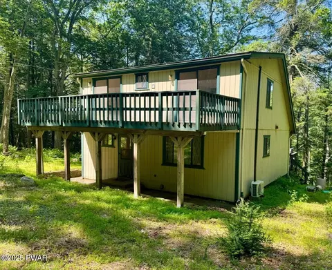 219 Woodpecker Ct, Bushkill, PA 18324
