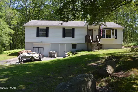 292 Well Rd, Greeley, PA 18425