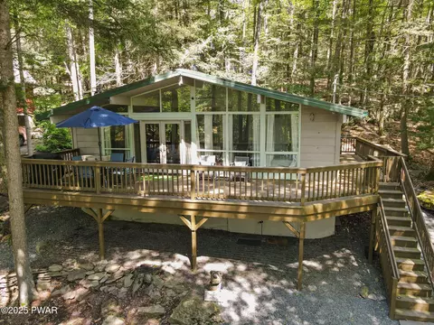 1163 Beaver Lake Dr, Lake Ariel, PA 18436