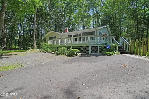 800 Lakeview Pl, Lords Valley, PA 18428