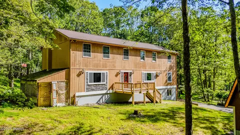 126 Fawn Lake Dr, Hawley, PA 18428