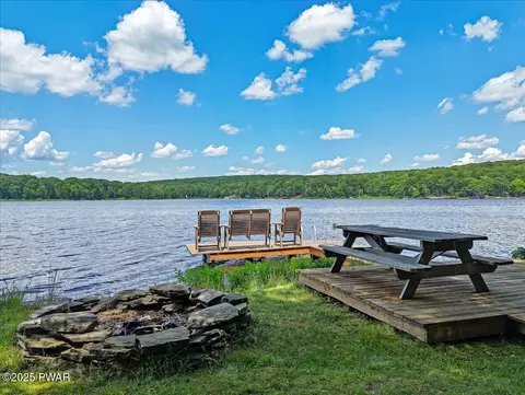 224 W Shore Dr, Hawley, PA 18428