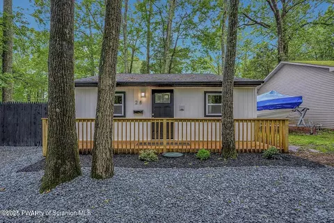 28 Holland Rd, Hawley, PA 18428