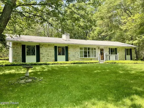 52 Westwood Dr, Gouldsboro, PA 18424