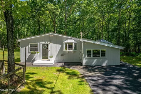 201 Oak Hill Rd, Hawley, PA 18428