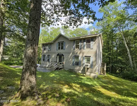 108 Red Shale Rd, Hawley, PA 18428