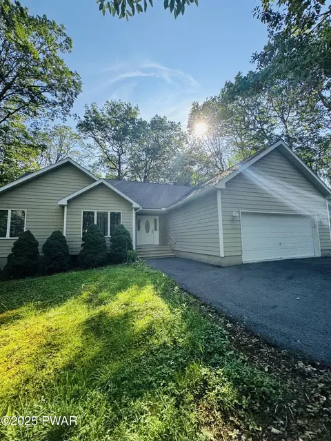 137 Rodeo Dr, Lords Valley, PA 18428