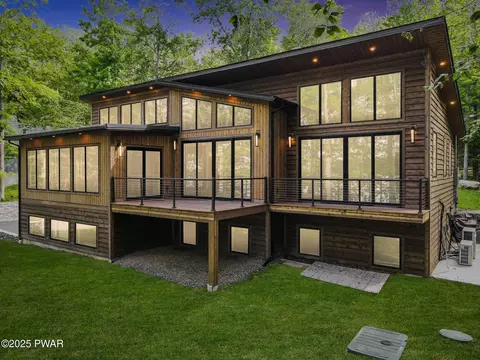 9 Overlook Dr, Lakeville, PA 18438