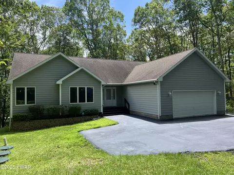 802 Appaloosa Ct, Lords Valley, PA 18428
