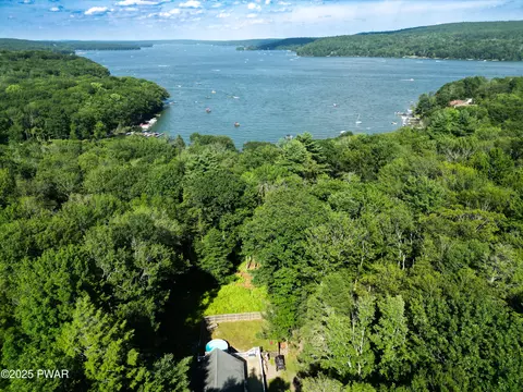 10 Little Cove Rd, Lake Ariel, PA 18436