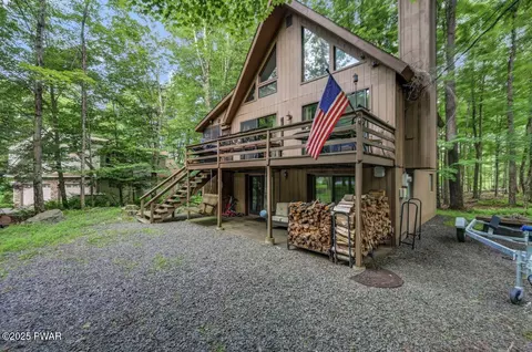 8 Deerfield Ct, Lake Ariel, PA 18436