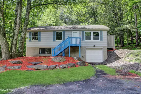 426 Whippoorwill Dr, Bushkill, PA 18324