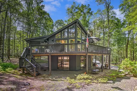 102 Sugarberry Ln, Greentown, PA 18426