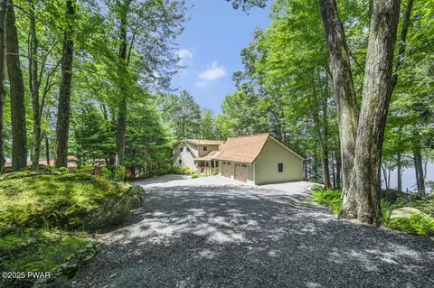 37 Rockpoint Ct, Lake Ariel, PA 18436