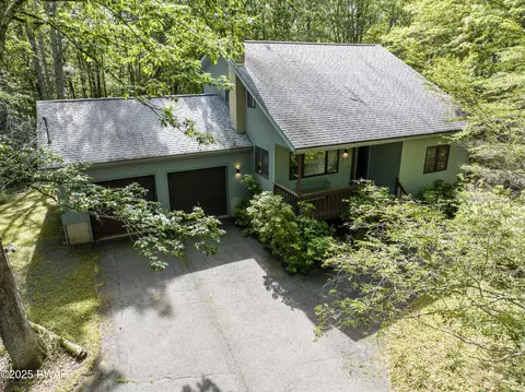216 Canterbrook Dr, Lords Valley, PA 18428