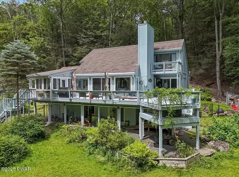 115 Washington Dr, Lords Valley, PA 18428