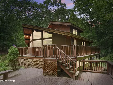 10 Cove Point Cir, Lakeville, PA 18438