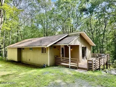 108 Farrier Ln, Lords Valley, PA 18428