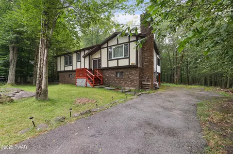 785 Country Place Dr, Tobyhanna, PA 18466