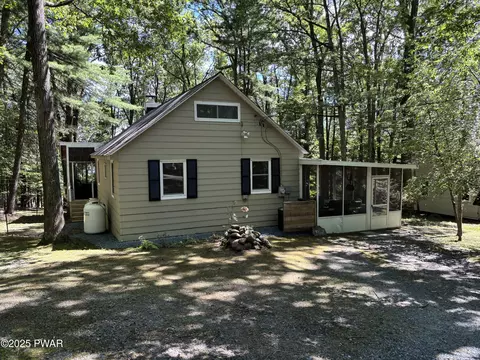 14 8th St, Hawley, PA 18428