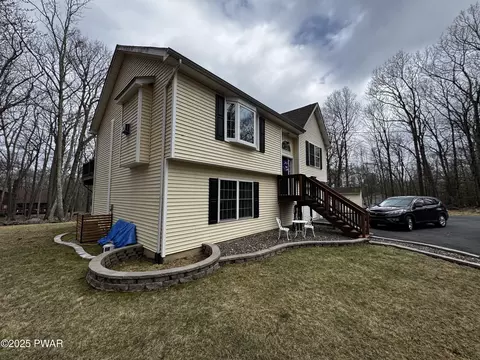 124 Cowberry Ln, Milford, PA 18337