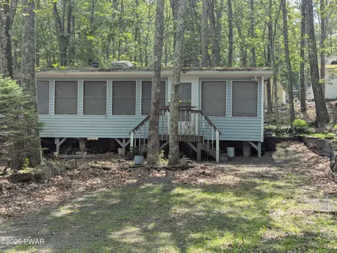125 Tribes Dr, Shohola, PA 18458