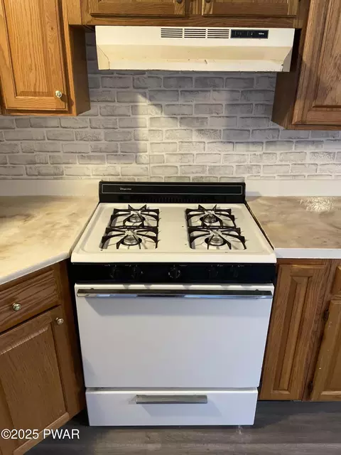 Kitchen - 122 Bartion Ct, Bartonsville, PA 18321 photo 3 of 4