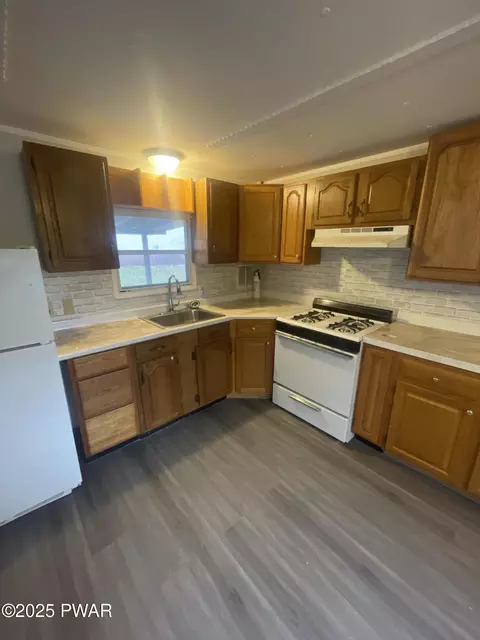 Kitchen - 122 Bartion Ct, Bartonsville, PA 18321 photo 2 of 4