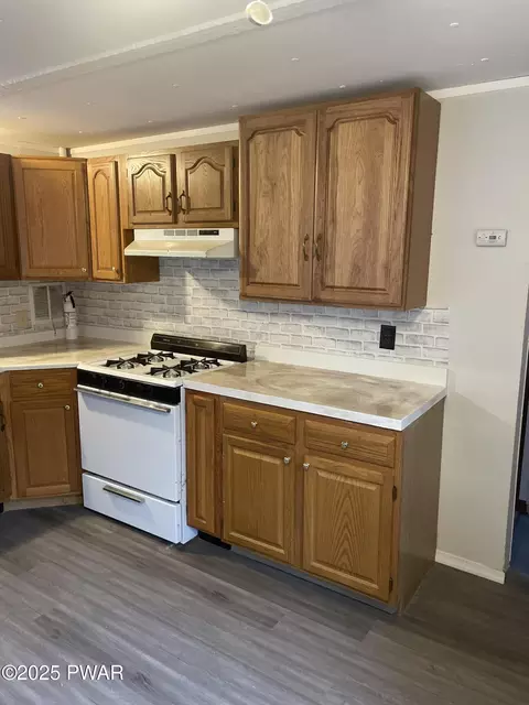 Kitchen - 122 Bartion Ct, Bartonsville, PA 18321 photo 4 of 4