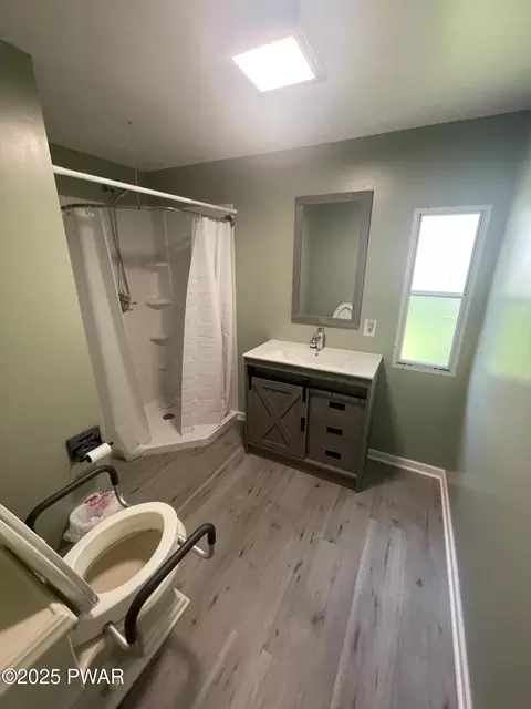 Bath - 122 Bartion Ct, Bartonsville, PA 18321 photo 1 of 1