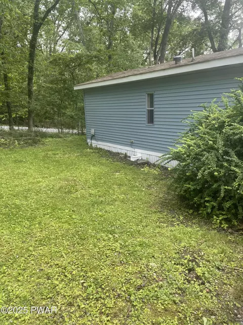 Exterior - 122 Bartion Ct, Bartonsville, PA 18321 photo 4 of 6