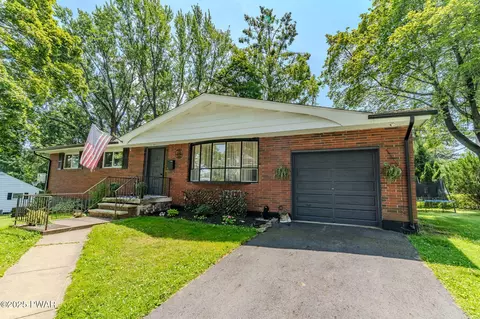 102 Yale Blvd, Clarks Green, PA 18411