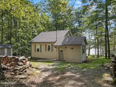 130 Ridgefield Point Rd, Greentown, PA 18426