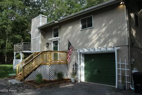121 Saddlebrook Ln, Lords Valley, PA 18428