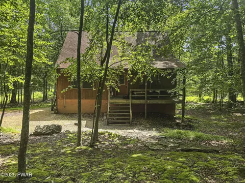 373 S Hummingbird Trl, Bushkill, PA 18324