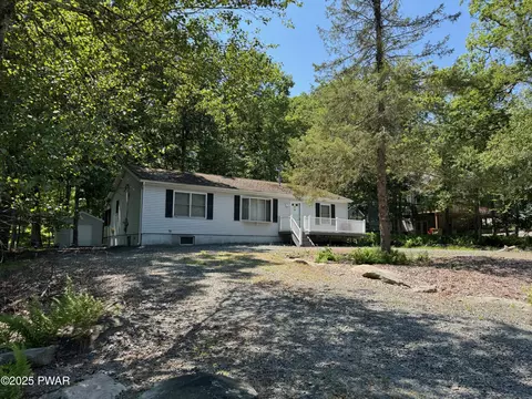 216 Powderhorn Dr, Lackawaxen, PA 18435
