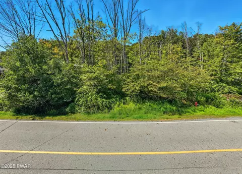 1526 Lakeview Dr, Lake Ariel, PA 18436