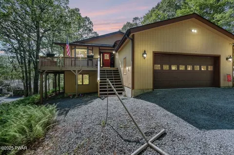 308 Maple Ridge Dr, Hawley, PA 18428