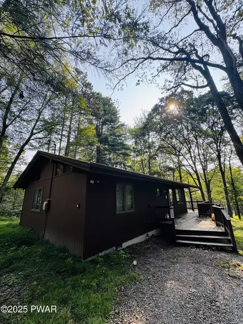 211 Hillside Dr, Lords Valley, PA 18428