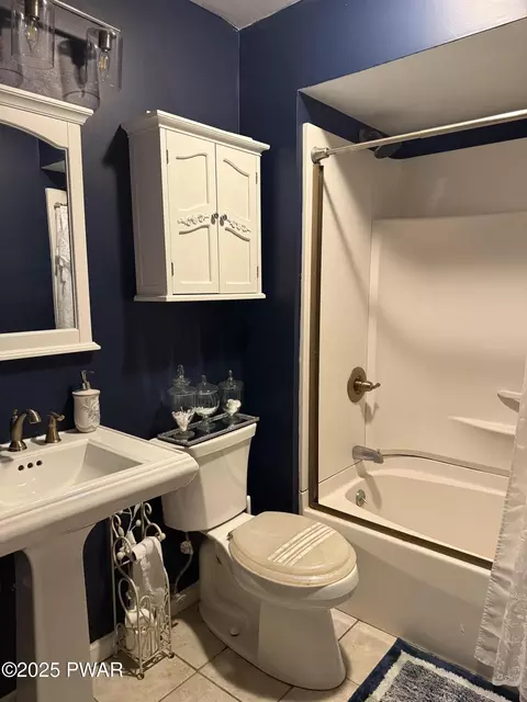 Bath - 188 Drakes Ln, Old Forge, PA 18518 photo 1 of 1